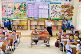 Nhờ đổi mới phương pháp giảng dạy, phân nhóm học sinh, linh hoạt trong từng giờ dạy, cô giáo Phạm Thị Mai Phương đã dần nâng cao chất lượng giáo dục của nhà trường. (Ảnh: TTXVN phát)