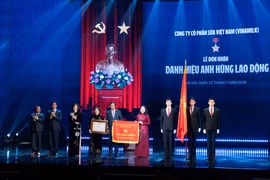 Bí thư Trung ương Đảng, Phó Chủ tịch nước Cộng hòa Xã hội Chủ nghĩa Việt Nam Võ Thị Ánh Xuân (áo dài đỏ) đại diện Đảng và Nhà nước trao tặng danh hiệu Anh hùng Lao động lần thứ hai cho tập thể Vinamilk (Ảnh: Minh Anh)