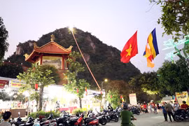 Một góc chùa Quán Thế Âm, Ngũ Hành Sơn, thành phố Đà Nẵng lung linh trong đêm khai mạc Lễ hội. (Ảnh: Trần Lê Lâm /TTXVN)