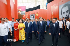 Tổng Bí thư Tô Lâm và Thủ tướng Phạm Minh Chính tham quan Triển lãm "80 năm Hành trình Độc lập - Tự do - Hạnh phúc". (Ảnh: Dương Giang/TTXVN)