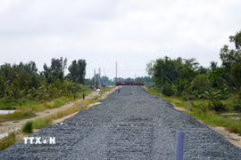 Công trình thuộc Dự án đường Hồ Chí Minh đoạn qua xã Vĩnh Tuy (An Giang). (Ảnh: Văn Sĩ/TTXVN)