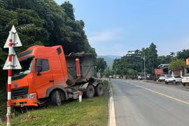 Tạm giữ lái xe đầu kéo gây tai nạn làm 3 người thương vong trên Quốc lộ 6