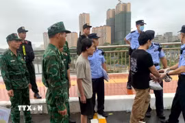 Các công dân Trung Quốc vi phạm pháp luật Việt Nam được cơ quan chức năng trao trả cho phía Trung Quốc ngày 17/6/2026. (Ảnh minh họa: TTXVN phát)