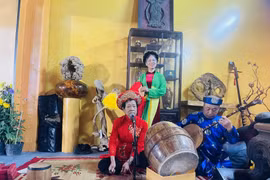 Các nghệ sỹ hát chầu văn trong không gian “Happy Tết 2026”. (Ảnh: Tuyết Mai/TTXVN)
