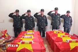 Lãnh đạo Bộ Chỉ huy Quân sự tỉnh Tuyên Quang và Đội Tìm kiếm, quy tập hài cốt liệt sỹ thực hiện nghi thức tưởng niệm các liệt sỹ tại Nhà quàn. (Ảnh: Minh Tâm/TTXVN)