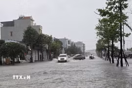 Nhiều xe ôtô phải quay đầu do nước dâng cao lên các tuyến đường lớn tại Quảng Ninh. (Ảnh: Thanh Vân/TTXVN)
