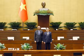 Chủ tịch Quốc hội Trần Thanh Mẫn cùng Chủ tịch Quốc hội Cộng hòa Côte d’Ivoire Patrick Achi tham quan Hội trường Diên Hồng nhà Quốc hội. (Ảnh: Doãn Tấn/TTXVN)