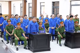 Các bị cáo tại phiên tòa sơ thẩm. (Ảnh: Công Mạo/TTXVN)