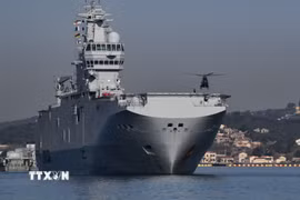Tàu sân bay trực thăng Dixmude của Pháp. (Ảnh: AFP/TTXVN)