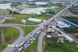 Toàn cảnh ùn tắc kéo dài 7 km trên Quốc lộ 51 đoạn qua thành phố Đồng Nai. (Ảnh: Lê Xuân/TTXVN)