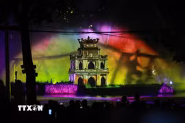 Màn trình diễn ánh sáng 3D Mapping trên Tháp Rùa kết hợp hệ thống màn nước. (Ảnh: Khánh Hòa/ TTXVN)