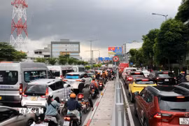 Hàng dài phương tiện nối đuôi nhau hướng về Nhà ga T3 - sân bay Tân Sơn Nhất ngày 29/8/2025. (Ảnh: Tiến Lực/TTXVN)