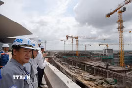 Hệ thống hạ tầng kỹ thuật đang xây dựng bên cạnh nhà hành khách sân bay Long Thành. (Ảnh: Công Phong/TTXVN)