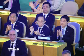 Chủ tịch nước Lương Cường và thành viên đoàn Việt Nam tham dự Phiên họp cấp cao Kỷ niệm 80 năm thành lập Liên hợp quốc. (Ảnh: Lâm Khánh/TTXVN)