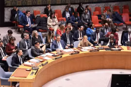 Đại diện Venezuela (hàng đầu, ngoài cùng bên trái) tham dự phiên họp khẩn của Hội đồng Bảo an. (Ảnh: Thanh Tuấn/TTXVN)