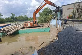 Triển khai khắc phục sạt lở tuyến đường bờ Tây sông Cổ Cò, xã Mỹ Lợi (Đồng Tháp). (Ảnh: Công Trí/TTXVN)