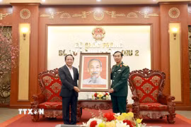 Đồng chí Trịnh Văn Quyết, Ủy viên Bộ Chính trị, Bí thư Trung ương Đảng, Trưởng Ban Tuyên giáo và Dân vận Trung ương tặng tranh Chủ tịch Hồ Chí Minh cho Quân khu 2. (Ảnh: Hoàng Hùng/TTXVN)