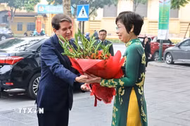 Tổng giám đốc TTXVN Vũ Việt Trang đón đồng chí Chủ tịch Jorge Leganõa Alonso. (Ảnh: Minh Đức/TTXVN)