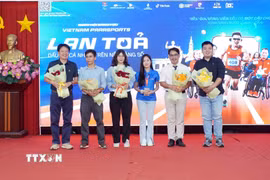 Ban tổ chức tặng hoa tới các diễn giả tham gia Ngày hội sáng tạo Vietnam ParaSports với chủ đề "Lan tỏa dấu ấn cá nhân trên nền tảng số". (Ảnh: Trung Tuyến/TTXVN)