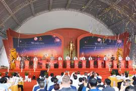 Các đại biểu thực hiện nghi thức khởi công các công trình kỷ niệm 51 năm Ngày Giải phóng miền Nam, thống nhất đất nước (30/4/1975 - 30/4/2026) tại điểm cầu Bảo tàng Hồ Chí Minh - Chi nhánh Thành phố Hồ Chí Minh. (Ảnh: Hồng Đạt/TTXVN)