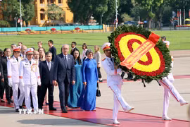 Tổng thống Liên bang Thụy Sĩ Guy Parmelin và Phu nhân Caroline Parmelin đến đặt vòng hoa và vào Lăng viếng Chủ tịch Hồ Chí Minh. (Nguồn: TTXVN)