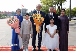 Tổng Bí thư, Chủ tịch nước Tô Lâm và Phu nhân Ngô Phương Ly cùng Tổng thống Thụy Sĩ Guy Parmelin và Phu nhân Caroline Parmelin chụp ảnh chung. (Ảnh: Thống Nhất/TTXVN)
