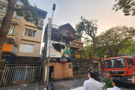 Hiện trường vụ cháy tại nhà hàng Bò Tơ Quán Mộc, trên đường Lưu Hữu Phước, thuộc Khu đô thị Mỹ Đình 2 (Nam Từ Liêm, Hà Nội). (Ảnh: TTXVN phát)