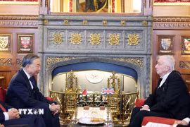 Tổng Bí thư Tô Lâm hội kiến Chủ tịch Hạ viện Anh Lindsay Hoyle. (Ảnh: Thống Nhất/TTXVN)
