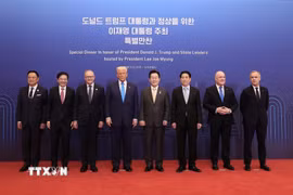 Chủ tịch nước Lương Cường, Tổng thống Hàn Quốc Lee Jae Myung và lãnh đạo các nền kinh tế chụp ảnh chung. (Ảnh: Lâm Khánh/TTXVN)