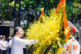 Tổng Bí thư, Chủ tịch nước Tô Lâm dâng hoa tại Nghĩa trang liệt sỹ Quốc gia Trường Sơn. (Ảnh: Thống Nhất/TTXVN)