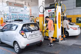 Người dân mua xăng tại một trạm xăng ở Seoul, Hàn Quốc. (Ảnh: THX/TTXVN)
