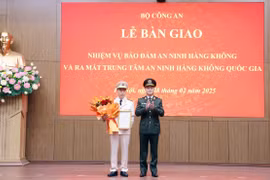 Trung tướng Phạm Thế Tùng, Thứ trưởng Bộ Công an trao quyết định bổ nhiệm chức vụ Giám đốc Trung tâm An ninh hàng không quốc gia cho Đại tá Phạm Hoàng Điệp. (Ảnh: Phạm Kiên/TTXVN)