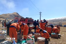 Lực lượng cứu hỏa chuẩn bị bữa trưa cho người dân bị ảnh hưởng bởi động đất tại một ngôi làng ở thị trấn Maru, huyện Ba Thanh, thành phố Na Khúc, Khu tự trị Tây Tạng, Trung Quốc, ngày 23/10/2026. (Ảnh: THX/TTXVN phát)