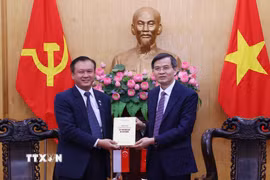 Đồng chí Đoàn Minh Huấn, Ủy viên Bộ Chính trị, Giám đốc Học viện Chính trị quốc gia Hồ Chí Minh tặng cuốn sách của cố Tổng Bí thư Nguyễn Phú Trọng cho ông Lee Hong Chuang, Trưởng Nghị sỹ Quốc hội Singapore, Trưởng Nhóm Nghị sỹ Quốc hội khu vực Jurong East-Bukit Batok GRC. (Ảnh: Văn Điệp/TTXVN)