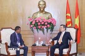 Trưởng Ban Chính sách, chiến lược Trung ương Nguyễn Thanh Nghị và ông Jacinto Rigoberto Gomes de Deus, Phó Tổng Thư ký Thứ nhất Đảng Đại hội Dân tộc Tái thiết Timor-Leste (CNRT). (Ảnh: Phương Hoa/TTXVN)