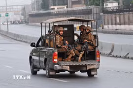 Nhân viên an ninh tuần tra trên tuyến đường dẫn đến căn cứ không quân Nur Khan ở Rawalpindi, Pakistan ngày 10/5/2025. (Ảnh: THX/TTXVN)