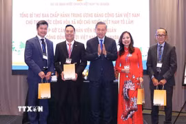 Tổng Bí thư, Chủ tịch nước Tô Lâm tặng quà cho các đại biểu. (Ảnh: Thống Nhất/TTXVN)