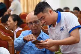 Hơn 100.000 tài khoản cài đặt ứng dụng i-HaTinh. (Ảnh: Hoàng Ngà/TTXVN)