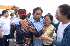 Ngư dân Đà Nẵng gặp lại gia đình tại Cảng Quốc tế Cam Ranh sau những ngày gặp nạn trên vùng biển Trường Sa. (Ảnh: TTXVN phát)
