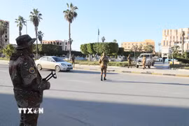 Binh sỹ gác trên đường phố tại Zawiya, Libya. (Ảnh: THX/TTXVN)