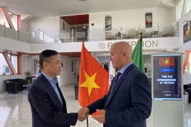 Đại sứ Trần Quốc Khánh (bên trái) trao đổi cùng ông Hamel Derradji, Tổng Giám đốc liên doanh GBRS. (Ảnh: Ngọc Tú/TTXVN)