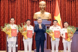 Tổng Bí thư, Chủ tịch nước Tô Lâm trao Quyết định bổ nhiệm chức danh Kiểm sát viên Viện Kiểm sát nhân dân tối cao. (Ảnh: Thống Nhất/TTXVN)