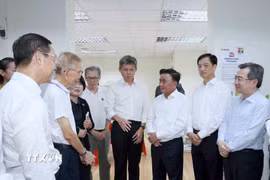 Thường trực Ban Bí thư Trần Cẩm Tú thăm địa điểm tiếp xúc cử tri của Đảng Hành động Nhân dân Singapore. (Ảnh: Phương Hoa/TTXVN)