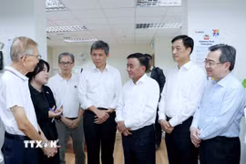 Thường trực Ban Bí thư Trần Cẩm Tú thăm địa điểm tiếp xúc cử tri của Đảng Hành động Nhân dân Singapore. (Ảnh: Phương Hoa/TTXVN)