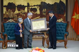 Thủ tướng Lê Minh Hưng tặng bức tranh Văn Miếu - Quốc Tử Giám cho Giáo sư Trần Thanh Vân và Giáo sư Lê Kim Ngọc. (Ảnh: Dương Giang/TTXVN)