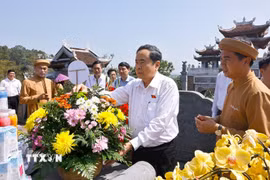 Chủ tịch Quốc hội Trần Thanh Mẫn dâng hoa tưởng nhớ Chủ tịch Hồ Chí Minh tại Đền Chung Sơn - Đền thờ Gia tiên Bác Hồ. (Ảnh: Doãn Tấn/TTXVN)