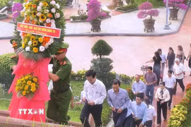Lãnh đạo phường Quảng Trị đến dâng hương tại Thành cổ Quảng Trị. (Ảnh: Tường Vi/TTXVN)