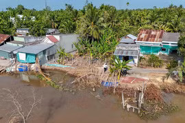 Điểm sạt lở sông Rạch Mọp trên địa bàn ấp Phụng An, xã Nhơn Mỹ, thành phố Cần Thơ nhìn từ trên cao. (Ảnh: Thanh Liêm/TTXVN)