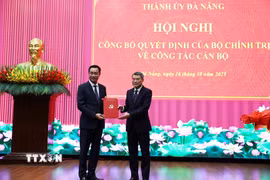 Đồng chí Lê Minh Hưng, Ủy viên Bộ Chính trị, Bí thư Trung ương Đảng, Trưởng Ban Tổ chức Trung ương trao Quyết định cho đồng chí Lê Ngọc Quang. (Ảnh: Anh Dũng/TTXVN)