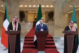 (Từ trái sang): Ngoại trưởng Kuwait Abdullah Ali al-Yahya, Ngoại trưởng Syria Asaad Hassan al-Shibani và Tổng Thư ký Hội đồng Hợp tác vùng Vịnh (GCC) Jassim Mohammed al-Budaiwi trong cuộc họp báo tại Damascus, ngày 30/12/2024. (Ảnh: EPA/TTXVN)